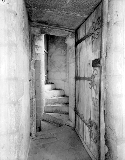 Porte ouvrant sur un des escaliers desservant le bras sud du transept.