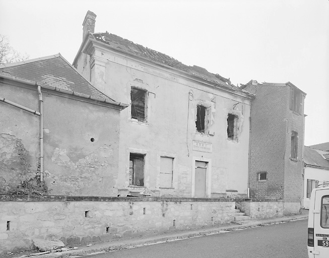Elévation depuis la rue; vue prise après l'incendie de l'automne 1991.