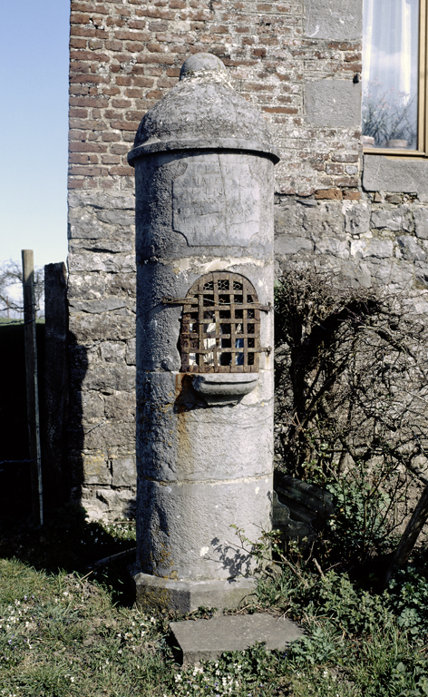 Fesmy-le-Sart (le Sart, Grande-Rue) : oratoire Notre-Dame de Grâce (repéré), en pierre bleue, 18e siècle.