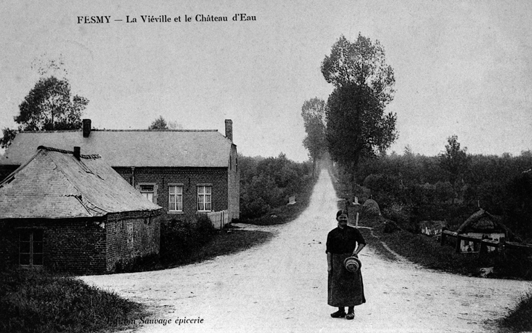 Ancienne route de Metz à Calais, vue du sud-est vers le nord-ouest, à l'endroit de son croisement avec la voie communale de Fesmy-au-Sart, avant 1914 (coll. part.).