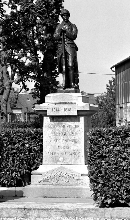 Monument aux morts de la guerre 1914-1918. ; Bergues-sur-Sambre : monument aux morts 1914-1918.