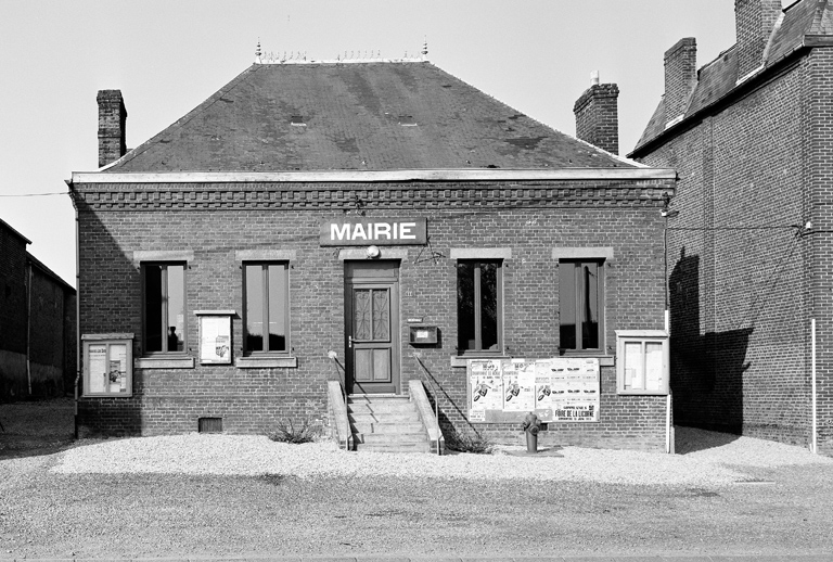 Façade d'une maison (2e moitié 19e siècle) achetée par la commune en 1961 pour servir de mairie.