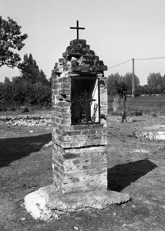 Oratoire, dans la cour de la ferme. ; Fesmy-le-Sart (1 La Culbute) : oratoire dans une cour de ferme (étudiée).