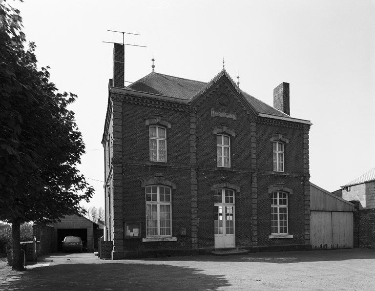 Le Sart, 24 Grande-Rue, mairie-école. ; Vue générale.