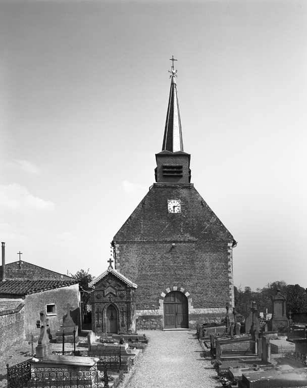 Eglise priorale, actuellement église paroissiale Saint-Pierre et Saint-Paul : façade principale sur le cimetière.