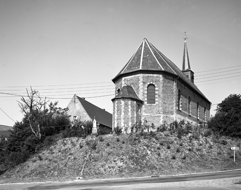 Eglise priorale, actuellement église paroissiale Saint-Pierre et Saint-Paul : vue depuis l'est.