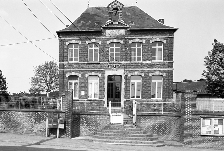 Mairie-école. ; Façade principale.