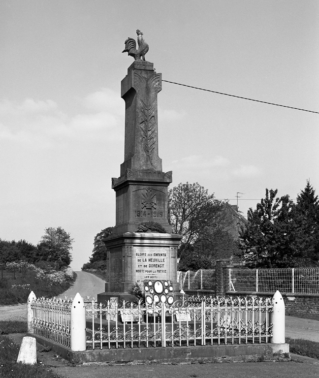 Vue d'ensemble du monument, édifié en 1922 par Coulon Lebrun, marbrier au Nouvion en Thiérache. ; Dorengt (rue du Calvaire) : monument aux morts édifié en 1922 par Coulon Lebrun, marbrier au Nouvion-en-Thiérache.