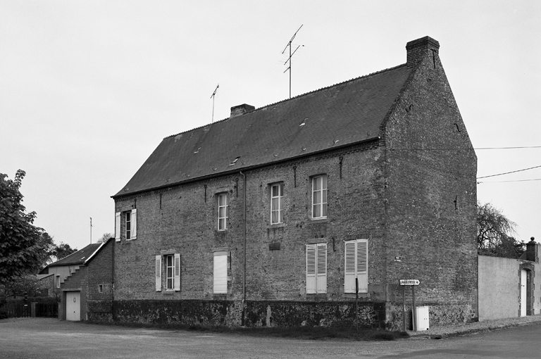 Esquéhéries, ancienne ferme (étudiée), 1 route du Chénot. ; Logis, vue générale nord-ouest.