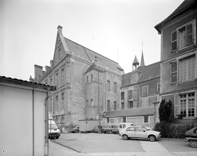 Vue d'ensemble de l'ancien bâtiment de la communauté des religieuses.