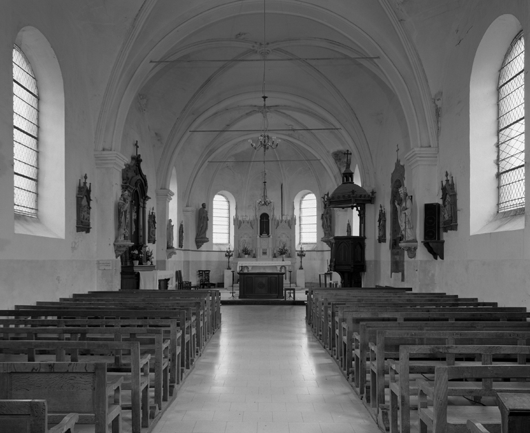 Vue intérieure de l'église, vers le choeur. ; Vue intérieure, vers le choeur.