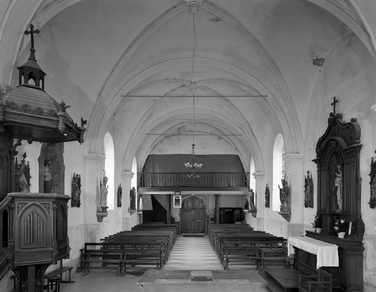 Vue intérieure de l'église, vers l'entrée. ; Vue intérieure, vers l'entrée.