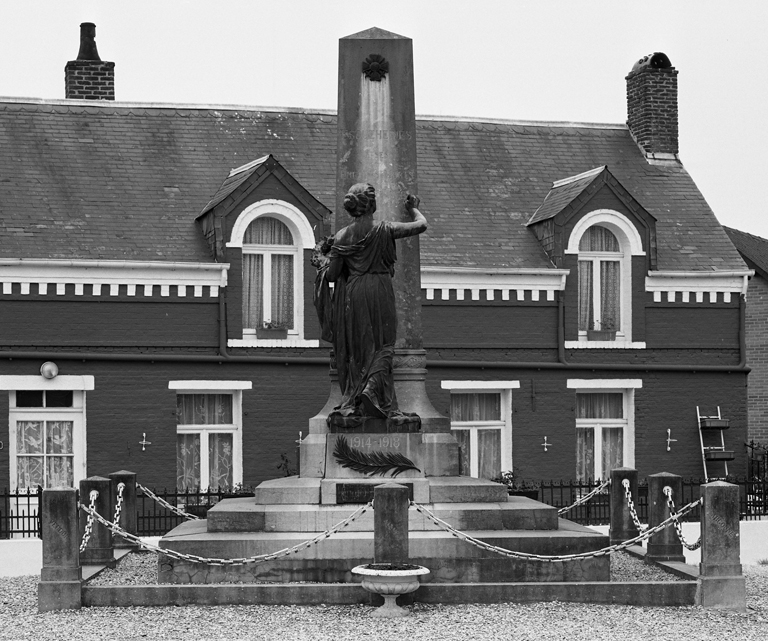 Vue générale. ; Esquéhéries (rue du Général de Gaulle) : monument aux morts, oeuvre d'Edouard Rombaud Roland, marbrier à Jeumont (1922).