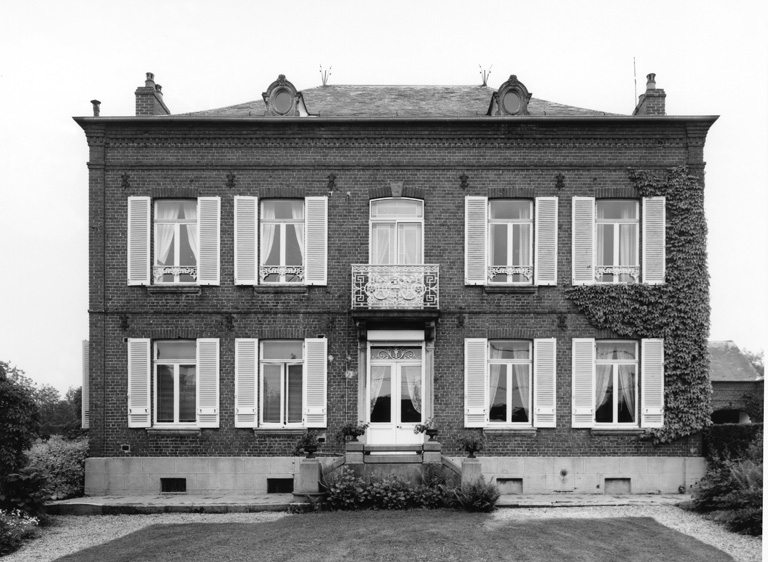 Barzy-en-Thiérache, ferme (étudiée), 13 Grande-Rue. ; Façade du logis portant la date de 1880.