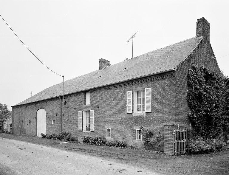 Barzy-en-Thiérache, ferme (étudiée), 6 rue du Sart. ; Vue de l'élévation sur rue du logis et de l'étable attenante.