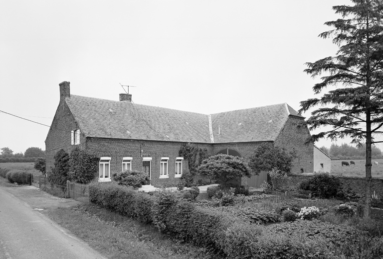 Barzy-en-Thiérache, ferme (étudiée), La Justice, 4 CD 26. ; Vue générale depuis le sud-ouest.