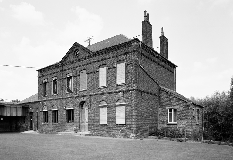 Vue générale. ; Mairie-école.