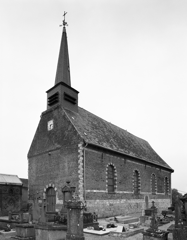 Eglise priorale, actuellement église paroissiale Saint-Pierre et Saint-Paul : vue de trois-quarts ouest. ; Eglise Saint-Pierre et Saint-Paul. ; Dorengt : église Saint-Pierre et Saint Paul.