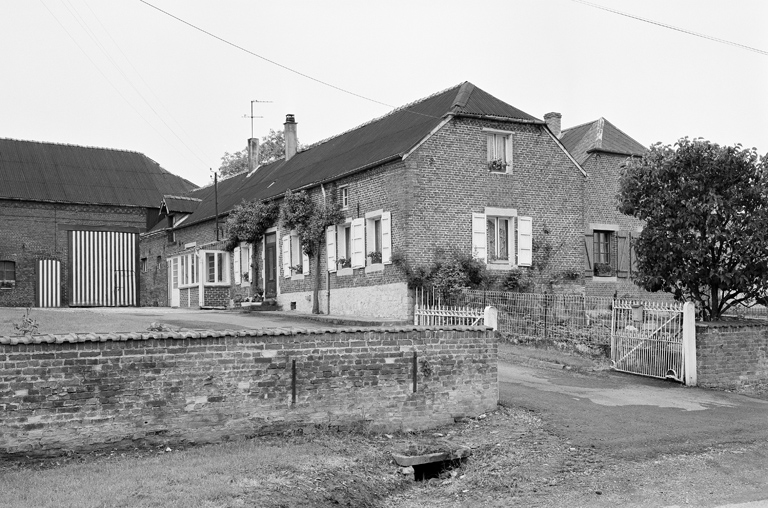 Vue du logis depuis le nord-est.