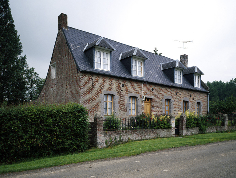 Vue générale sud-ouest du logis. ; Barzy-en-Thiérache, ferme (étudiée), 15 Grande-Rue.