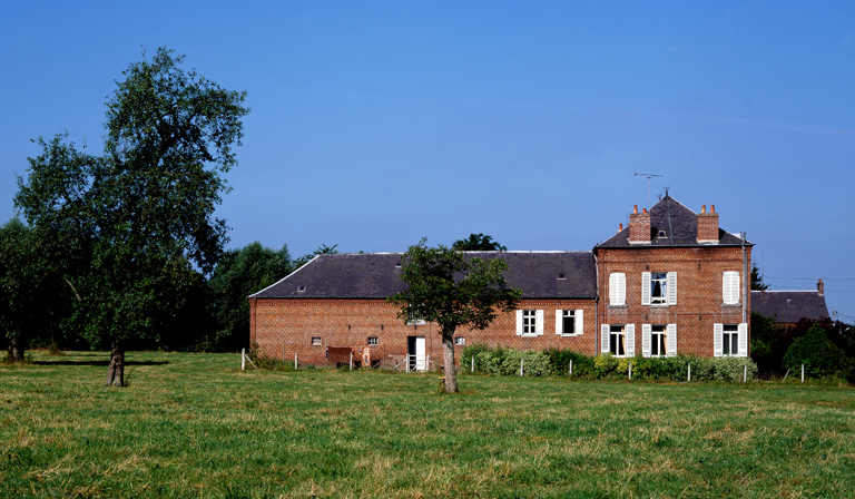 Vue de l'élévation est du logis et de l'étable attenante.