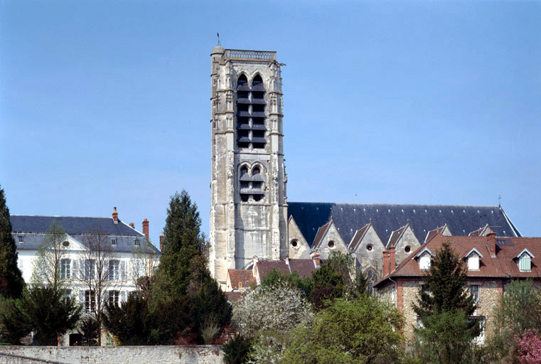 Vue d'ensemble du clocher.