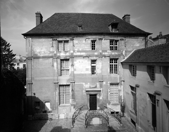 Façade sur la cour.