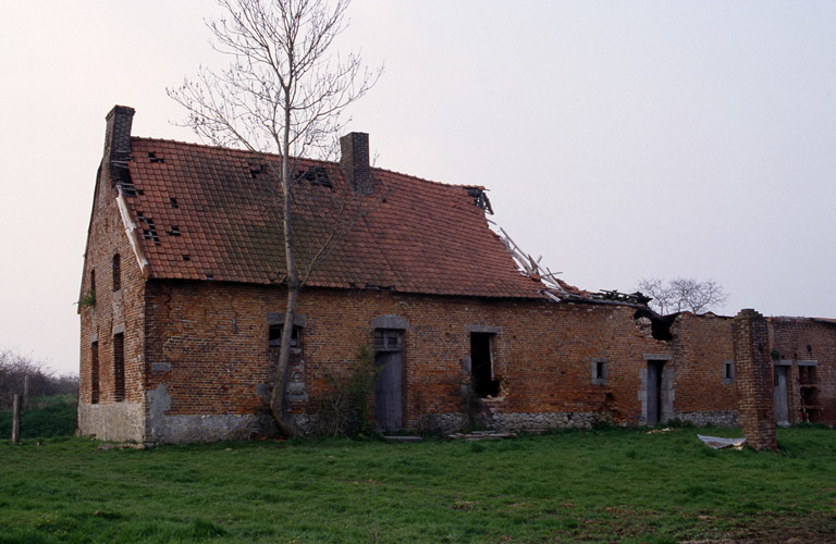 Barzy-en-Thiérache, ferme (repérée), CD 262 : logis (daté 1681 sur linteau de porte) et étable attenante.