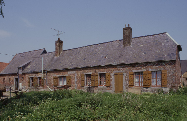 Barzy-en-Thiérache, ferme (repérée), 30 rue Neuve : logis et grange attenante.