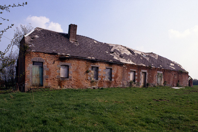 Barzy-en-Thiérache, ferme (repérée), 38 Grande-Rue : logis et étable attenante.