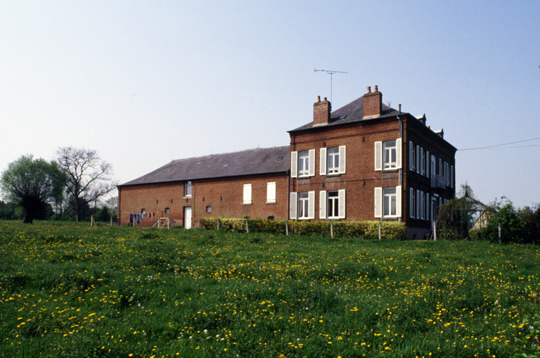 Barzy-en-Thiérache, ferme (étudiée), 6 Grande-Rue. ; Vue d'ensemble nord-est de la ferme.