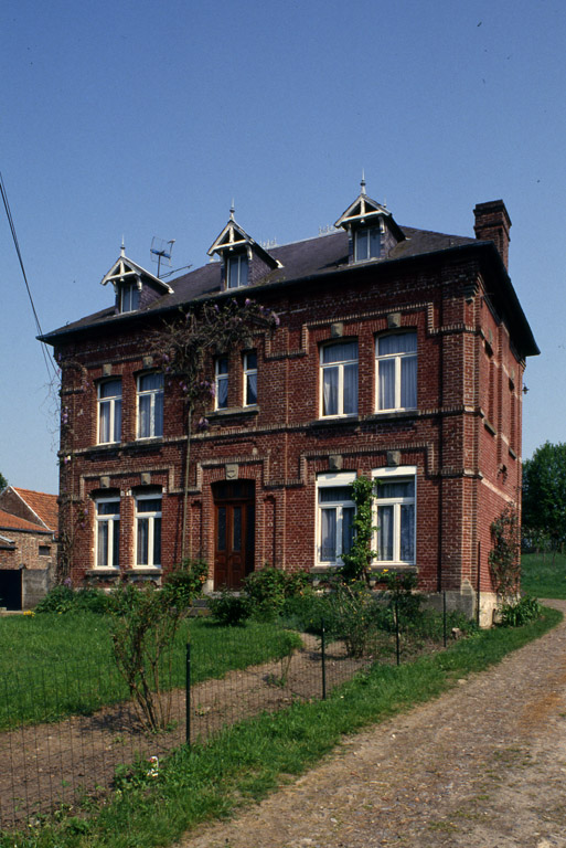 Barzy-en-Thiérache, ferme (repérée), 4 rue du Sart : logis construit en 1894.