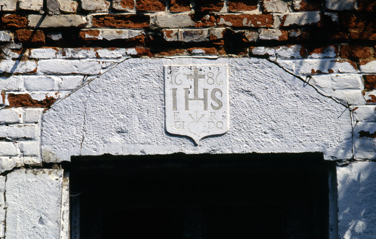 Barzy-en-Thiérache, ferme (repérée), 4 bis rue du Sart : linteau de la porte du logis portant la date 1686.