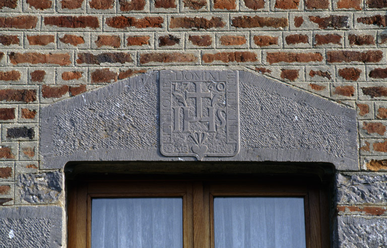 Détail du linteau de la porte du logis.