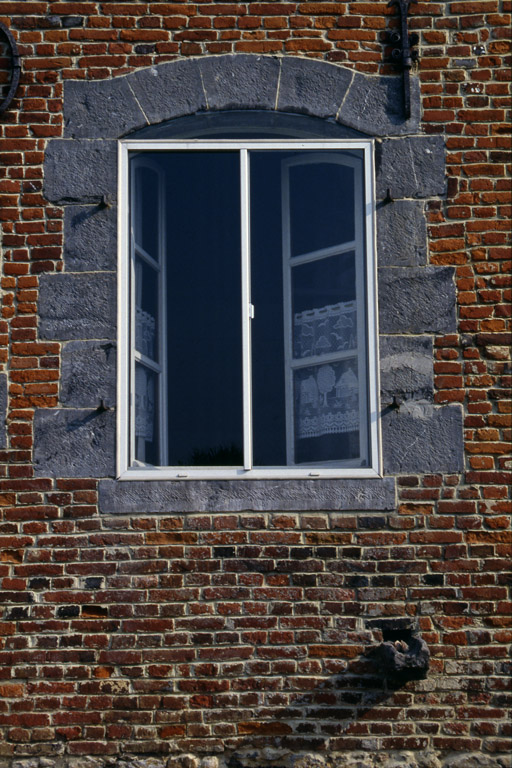 Barzy-en-Thiérache, maison (repérée), 57 Grande-Rue : détail d'une fenêtre avec encadrement en pierre bleue.