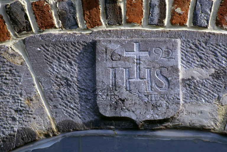 Barzy-en-Thiérache, maison (repérée), 57 Grande-Rue : linteau de la porte portant la date 1692.