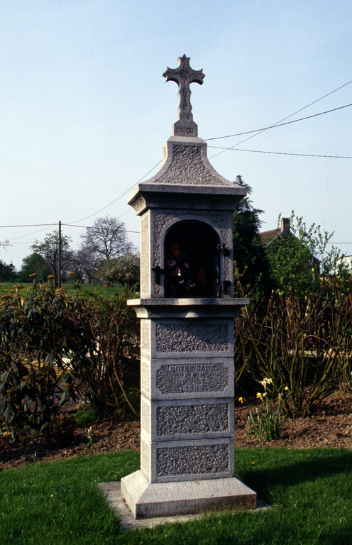 Barzy-en-Thiérache (57 Grande-Rue) : oratoire voué à la Vierge construit en 1989 dans le jardin d'une maison (repéré).