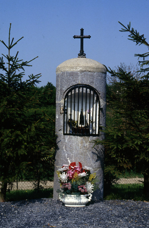 Rue du Sart : oratoire, peut-être voué à la Vierge, édifié en "pierre bleue". ; Barzy-en-Thiérache (rue du Sart) : oratoire peut-être vouée à la Vierge (étudié).