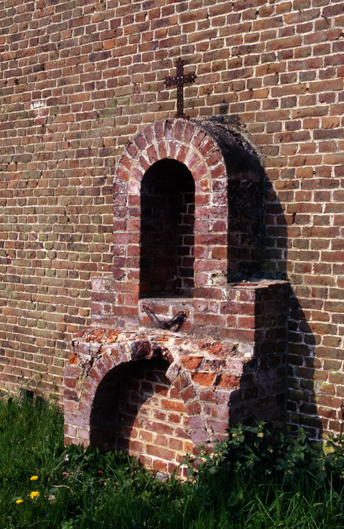 Barzy-en-Thiérache (24 rue Neuve) : oratoire (repéré) construit contre le mur pignon oriental du logis de la ferme.