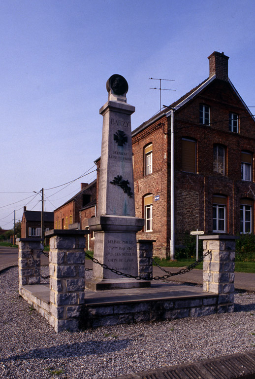 Barzy-en-Thiérache : monument aux morts 1914-1918. ; Rue Neuve : monument aux morts de la guerre de 1914-1918.