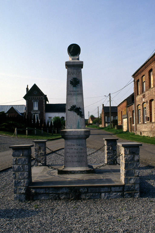 Barzy-en-Thiérache (Grande-Rue, rue Neuve) : monument aux morts inauguré en 1922.