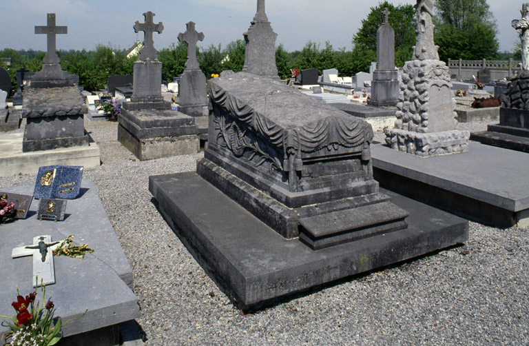 Tombeau de la famille Beaude-Huille, par Moronval, marbrier à Avesnes.