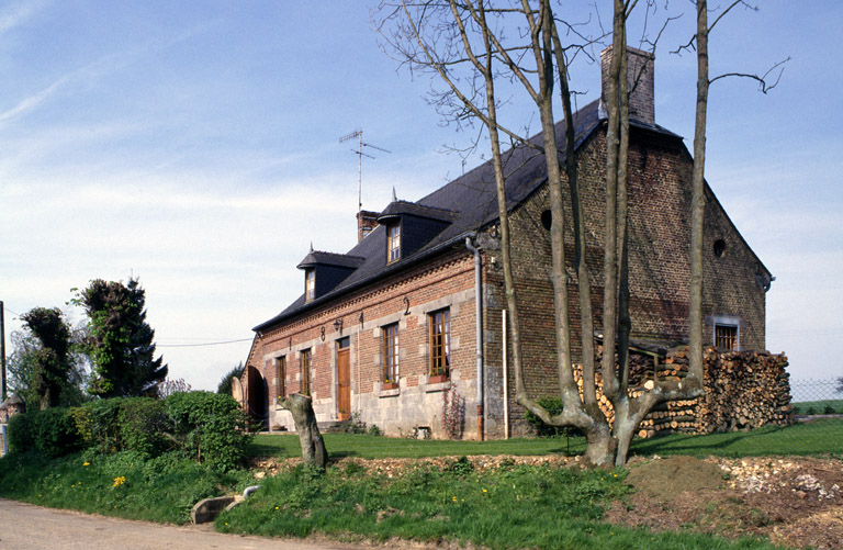 Vue de trois-quarts depuis l'est.