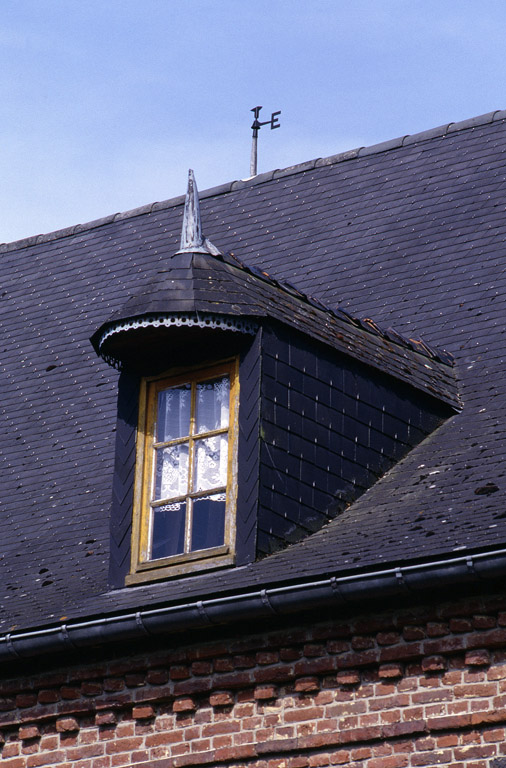 Détail d'une lucarne de la façade du logis.