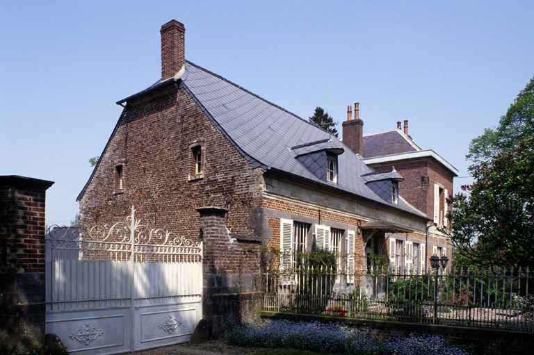 Vue d'ensemble du logis, depuis le sud.