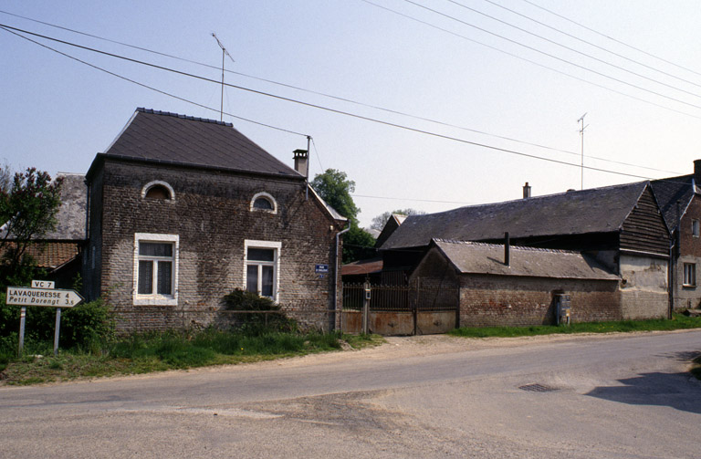 Dorengt, ferme (étudiée), 1 rue à Cailloux. ; Vue générale depuis le nord-ouest.