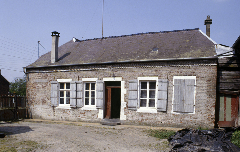 Vue de la façade du logis.