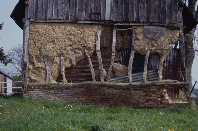 Dorengt, ferme (repérée), ruelle des Près : stucture du pignon ouest de la grange en pan de bois et torchis sur solin de brique.