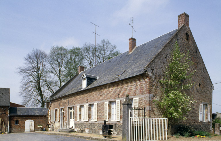 Dorengt, ferme (repérée), 14 ruelle Champagne : logis daté de 1837 et parties agricoles.