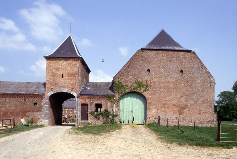 Vue du pigeonnier-porche avec la grange attenante, depuis l'ouest.